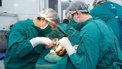 Nối thành công ngón tay cái đứt rời cho cán bộ Công an bị thương