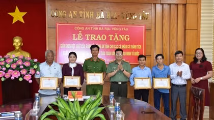 Khen thưởng đột xuất người dân dũng cảm truy bắt kẻ cướp tiệm vàng