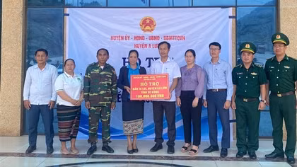 Hỗ trợ người dân bản Ta Lui (Lào) sau trận hỏa hoạn thiêu rụi 35 ngôi nhà