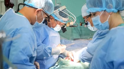 Người đàn ông suy tim giai đoạn cuối được cứu sống nhờ ca ghép tim thần kỳ
