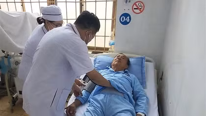 Mang theo con rắn độc đã cắn mình khi vào bệnh viện cấp cứu