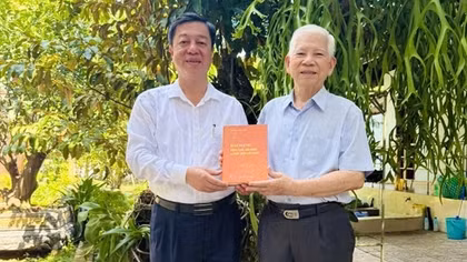 Trao tặng nguyên Chủ tịch nước Nguyễn Minh Triết cuốn sách "Đẩy mạnh công cuộc xây dựng và phát triển đất nước"