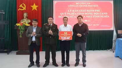 Công an TP Huế trao kinh phí sửa chữa nhà tặng gia đình chính sách