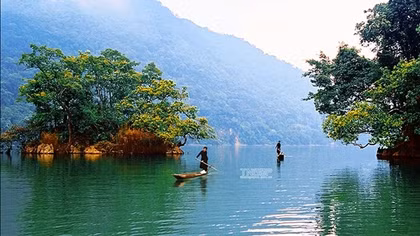 Khi hai mặt nước soi chung bầu trời