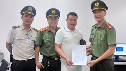 Cán bộ An ninh Hàng không giúp du khách tìm túi xách thất lạc ở sân bay