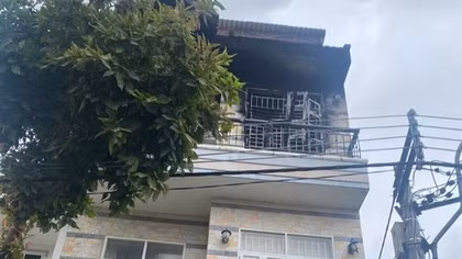 Đang dọn bùn đất sau mưa lũ thì cháy nhà