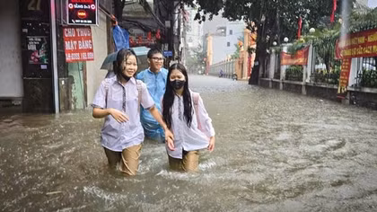 Hà Nội cho học sinh học online tránh bão số 11