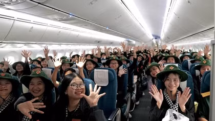 Chuyến bay đặc biệt đưa hơn 360 chiến sĩ hoàn thành nhiệm vụ A80 về TP Hồ Chí Minh
