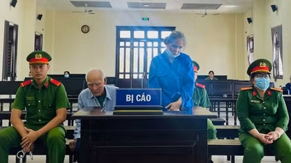 Hối hận vì cha già 85 tuổi nhận hộ tội giết người, con gái ra đầu thú