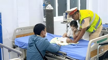 CSGT kịp thời đưa bé 4 tháng tuổi nguy kịch đến bệnh viện cấp cứu