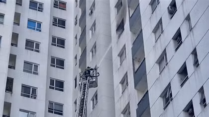 Dập tắt đám cháy căn hộ trên tầng 12, hàng trăm cư dân thoát nạn