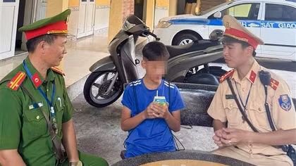 Công an giúp đỡ cháu bé đi lạc gần 60km về với gia đình