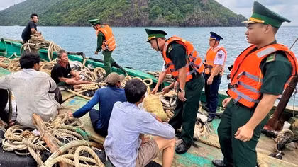 Chìm tàu cá, 5 ngư dân bị nạn trên biển Đặc khu Côn Đảo