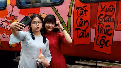 Tô điểm sắc Xuân cho hai chuyến tàu đặc biệt chạy xuyên giao thừa