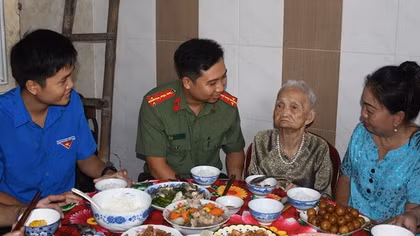 Ấm áp bữa cơm cùng Mẹ Việt Nam Anh hùng
