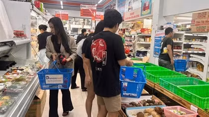 Người dân Đà Nẵng tất bật dự trữ hàng hóa, sẵn sàng ứng phó bão số 12