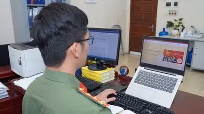 CAND gương mẫu đi đầu lan tỏa phong trào “Bình dân học vụ số”