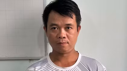 Giả khách khống chế nữ chủ quán cà phê để cướp