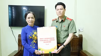 Giám đốc Công an tỉnh Ninh Bình thăm, tặng quà gia đình chính sách, người có công với Cách mạng