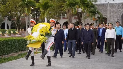 Thứ trưởng Nguyễn Ngọc Lâm dâng hương tưởng niệm các anh hùng, liệt sĩ tại Điện Biên