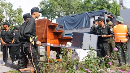Công an Đồng Tháp hỗ trợ người dân trong vùng sạt lở di dời tài sản đến nơi an toàn