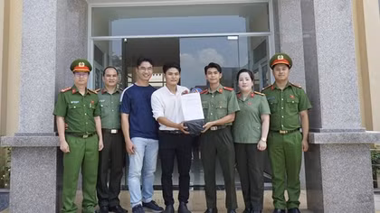 Sinh viên Công an trả lại hơn nửa tỷ đồng cho người chuyển nhầm tiền