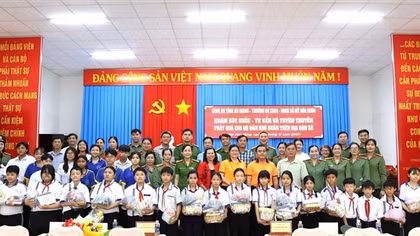Khám chữa bệnh, phát thuốc miễn phí và tặng quà cho hơn 350 người dân, học sinh nghèo