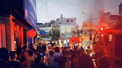 Cháy nhà trong hẻm sâu, người dân ngắt cầu dao điện, ứng phó thoát hiểm