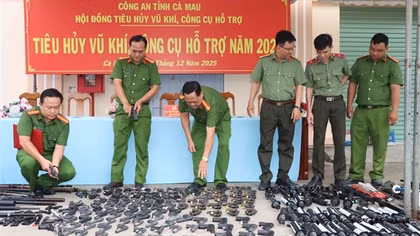 Công an tỉnh Cà Mau tiêu hủy nhiều vũ khí, công cụ hỗ trợ