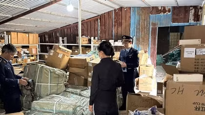 Thu giữ 2.304 hộp kẹo táo đỏ sữa lạc đà, phạt chủ cơ sở kinh doanh 90 triệu đồng