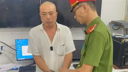 Bắt khẩn cấp người đàn ông cầm dao rượt đuổi shipper