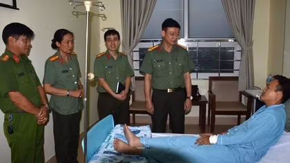 Thăm hỏi cán bộ Cảnh sát khu vực bị thương khi truy bắt tội phạm