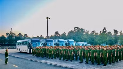 Cán bộ, giáo viên và học viên Cảnh sát xuất quân “3 cùng” với đồng bào vùng lũ