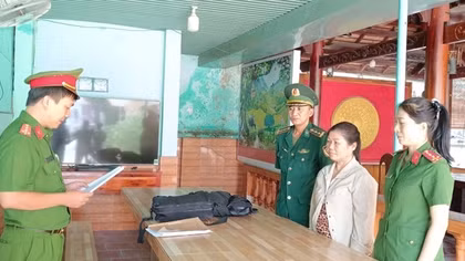 Tiếp nhận 21 công dân từ Campuchia, phát hiện “nữ quái” trốn truy nã