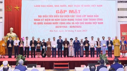 Doanh nhân Đỗ Quang Hiển được vinh danh nhờ thành tích xuất sắc đóng góp cho cộng đồng