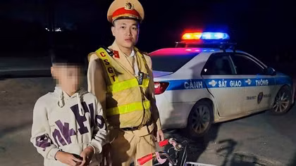 Bé trai đạp xe đi lạc trong đêm được CSGT giúp đỡ