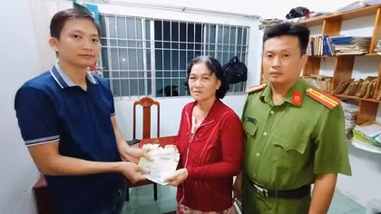 Cái kết ấm lòng của bà giáo nghỉ hưu đánh rơi bọc tiền
