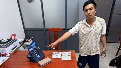 Dùng dao khống chế người phụ nữ nằm võng cướp nhầm vàng giả