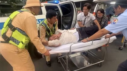 Khách ngưng thở khi xe đang chạy trên cao tốc, tài xế ra tín hiệu ứng cứu tới CSGT