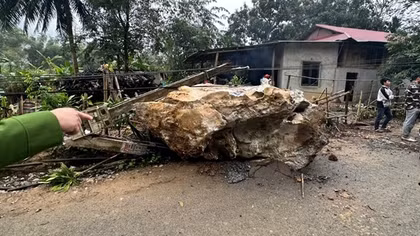 Khối đá hàng chục tấn lăn sát nhà sàn trong đêm