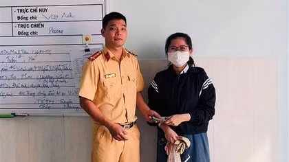 Nhặt được 50 triệu đồng cán bộ CSGT tìm người đánh rơi để trao lại