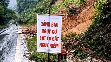 Sạt lở bủa vây Quảng Trị sau những ngày mưa lũ lịch sử