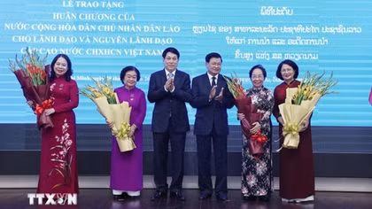 Nhà nước Lào trao tặng Huân chương cao quý cho lãnh đạo cấp cao Việt Nam