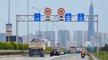 Khắc phục xong hơn 11.000 cụm đèn, biển báo giao thông có bất cập