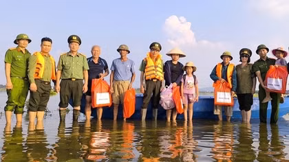 Hàng nghìn suất quà trao tặng nhân dân vùng bão lũ tỉnh Bắc Ninh