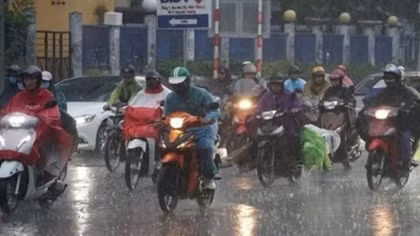 Mưa dông khắp miền Bắc vào đến Huế