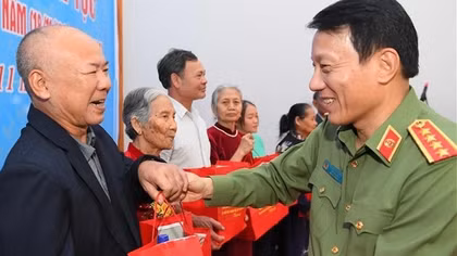 Bài 1: Bộ Công an gương mẫu đi đầu