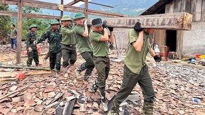 Công an tỉnh Bắc Kạn hỗ trợ nhân dân khắc phục hậu quả mưa lũ