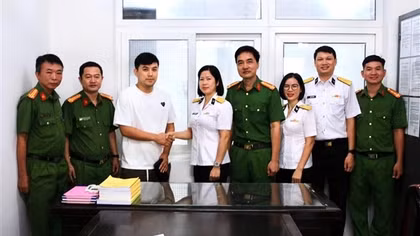 Nhặt được chiếc ví, nữ sĩ quan Hải quân giao nộp công an phường