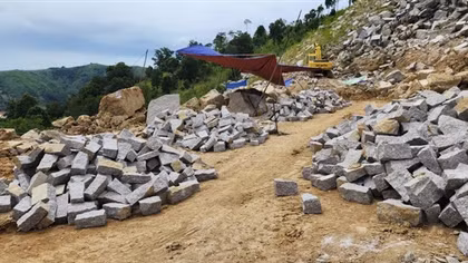 Yêu cầu Công ty Quốc Duy dừng khai thác đá chưa được cấp phép